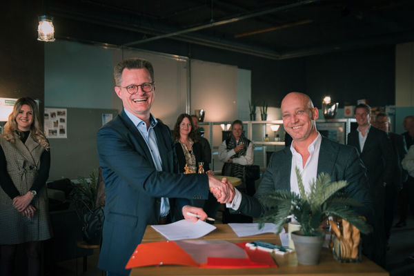 Directeur van Intermaris en directeur van Hemubo schudden elkaar de hand