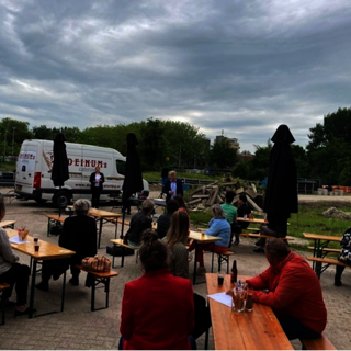 Mensen zitten aan picnictafels