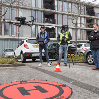 Filmploeg bestuurt een drone