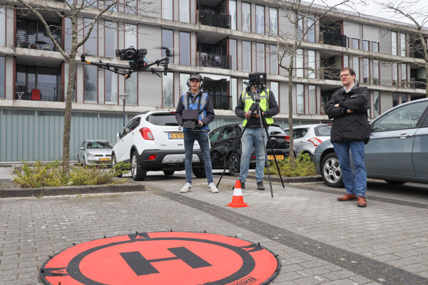 Filmploeg bestuurt een drone