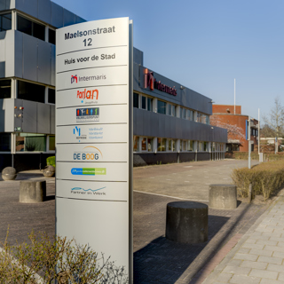 Zuil met daarop alle organisaties die zich bevinden in het kantoorpand van Intermaris in Hoorn