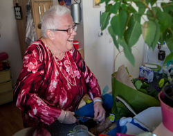 Blije vrouw met een rode blouse aan