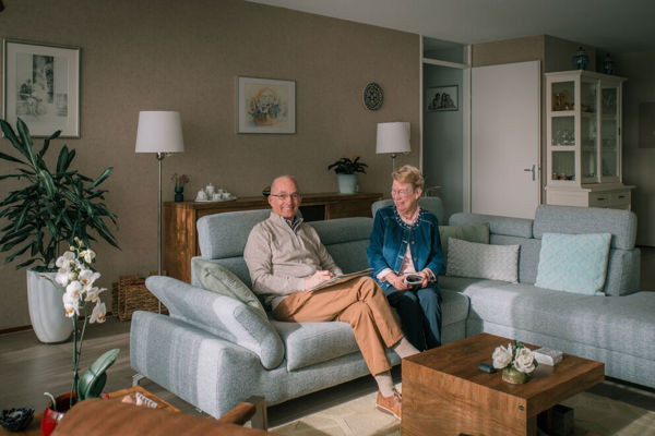 Ouder stel zit samen op de bank