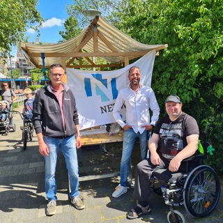 Mannen staan bij een marktkraam