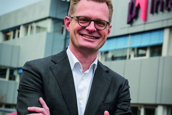 Directeur Cees Tip staat voor het kantoor van Intermaris in Hoorn