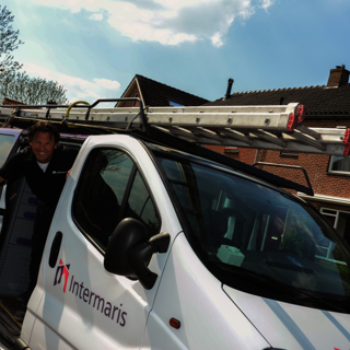 Medewerker technische dienst komt uit zijn klusbus