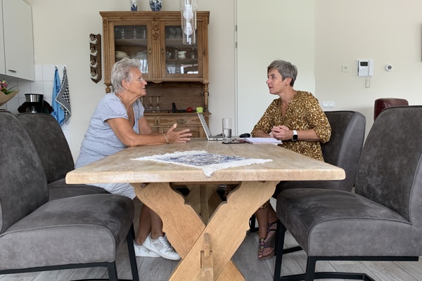 Bewoner in gesprek met Doorstroommakelaar Intermaris