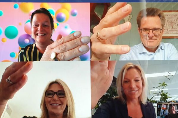 Vier personen overleggen online met elkaar