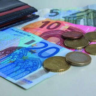 Briefgeld en muntgeld liggen op tafel