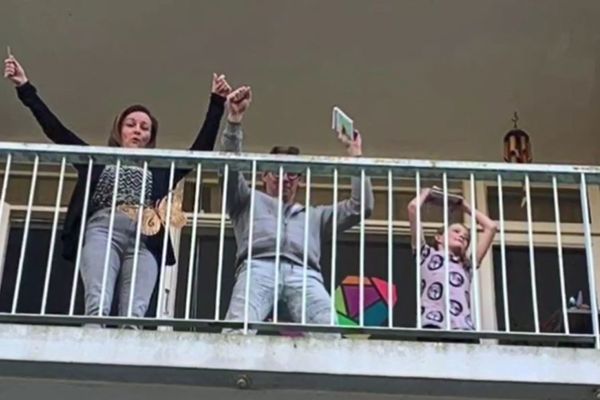 Bewoners juichen op de galerij