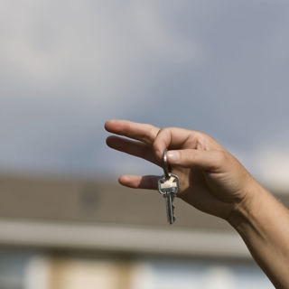 Hand houdt sleutels vast