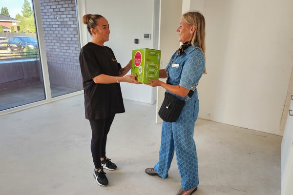 Nieuwe bewoonster ontvangt welkomstpakket van Intermaris in haar nieuwbouwwoning