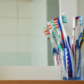 Beker met tandenborstels