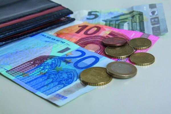 Briefgeld en muntgeld liggen op tafel