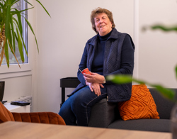 Bewoonster zit in de huiskamer