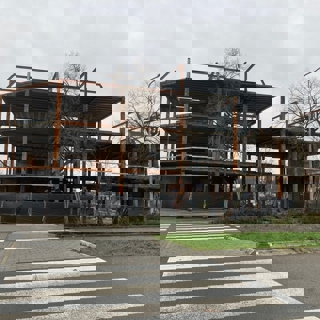 Stalenconstructie van een oud kantoorpand