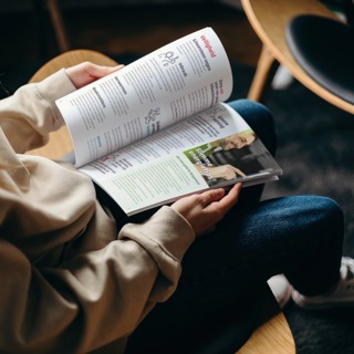 Vrouw bladert door een boekje heen