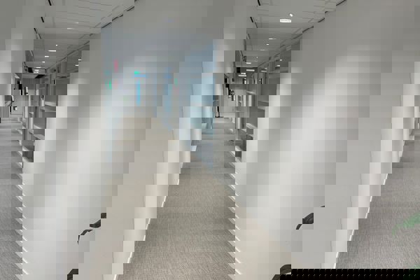 Lege gang met witte muren