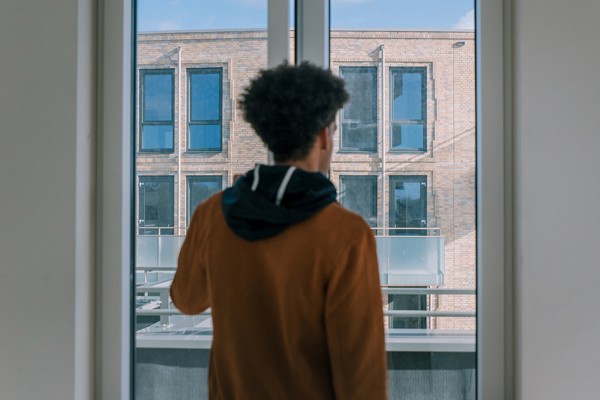 Bewoner zet het raam open