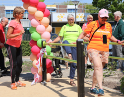 Diverse bewoners sporten in de beweegtuin 