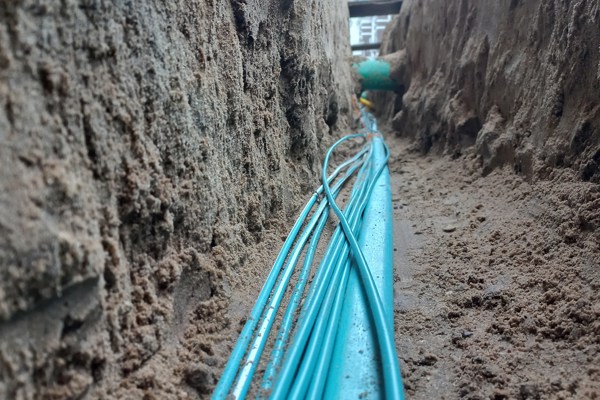 Blauwe kabels liggen in de grond