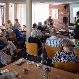 Bewoners krijgen uitleg over babbeltrucs van de politie