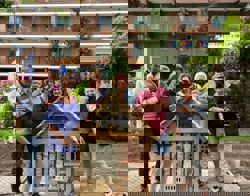 Bewoners staan bij een insectenhotel