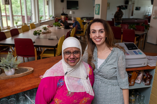 Bewoonster Rosie met medewerker van Intermaris