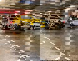 Auto's worden uit de parkeergarage gesleept