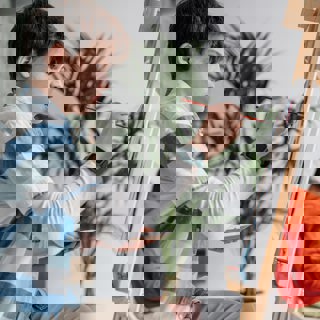 Kind schildert achter een schildersezel