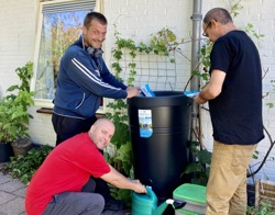 Regenton wordt gevuld met water