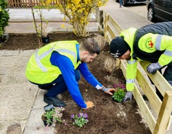 De Waalhandjes planten plantjes in een tuin