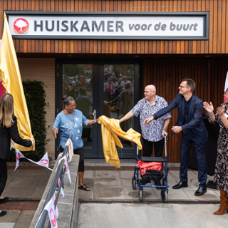Bewoners openen samen met Directeur Cees Tip de Huiskamer voor de buurt