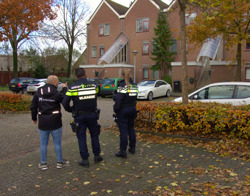 Wijkconsulent met twee wijkagenten in de wijk