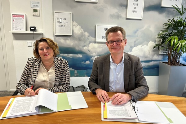 Directeuren ondertekenen papieren