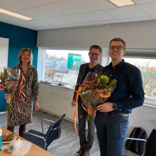 Nieuwe directeuren van Intermaris met een bosje bloemen
