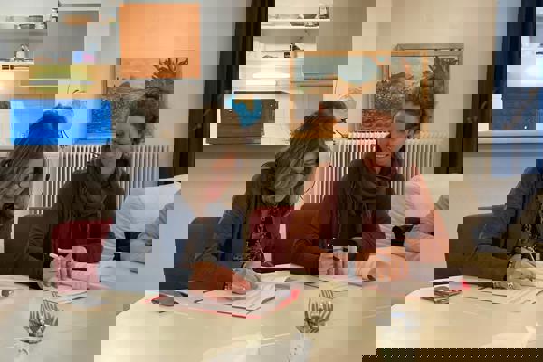 Directeur Vastgoed Iphigenia ondertekent een document