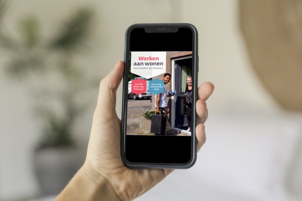 Het boekje van werken aan wonen op een mobiel scherm