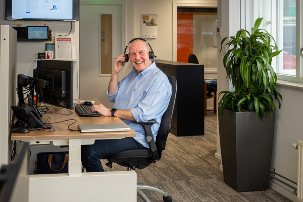 Medewerker van het klantcontactcentrum met een koptelefoon op