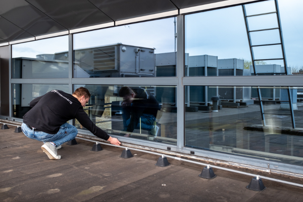 Opzichter van Intermaris controleert de dakbedekking