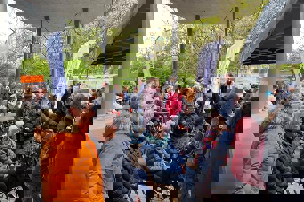 Verschillende bewoners zijn aanwezig bij de opening van woongebouw de Westervenne in Purmerend