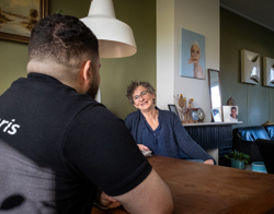 Bewoonster en medewerker Intermaris in gesprek met elkaar