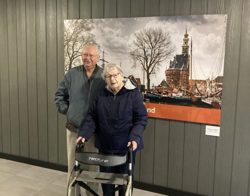 Twee bewoners voor foto van Hoofdtoren Hoorn