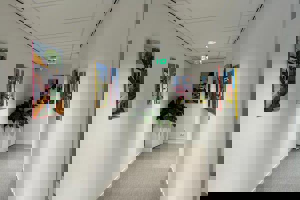 Doorkijkje met schilderijen aan de muur