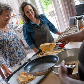 Medewerkers Intermaris bakken pannenkoeken