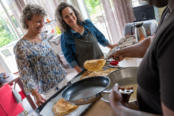 Medewerkers Intermaris bakken pannenkoeken