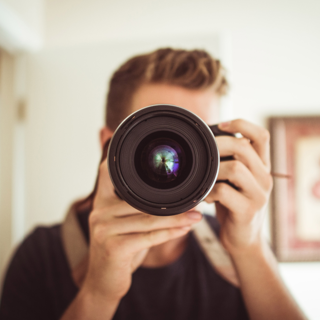 Persoon met cameralens