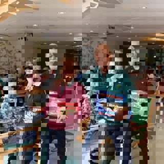 Buurtgenoten Fred Bonte en Lia Jasper poseren in Huiskamer voor de buurt, foto Chantal Spieard