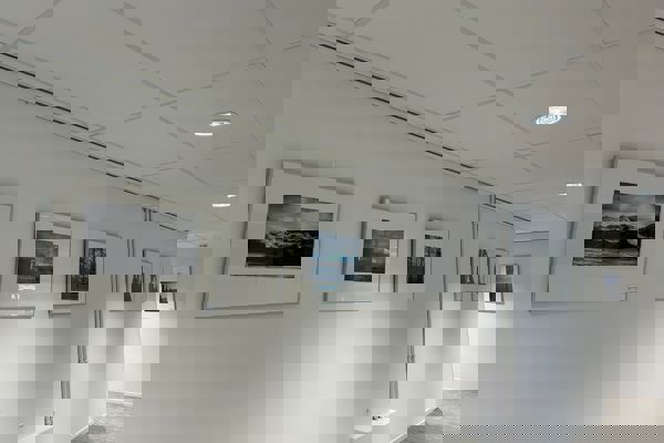 Zes schilderijen aan de muur, zijaanzicht