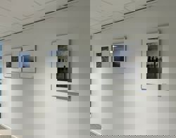 Drie schilderijen aan de muur, zijaanzicht